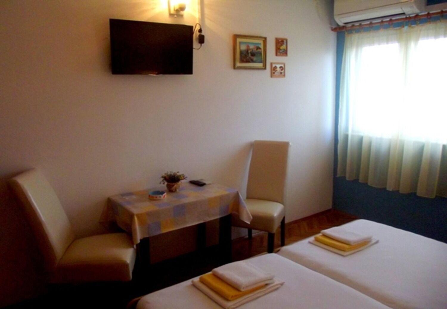 Apartments And Rooms Ognjen - Family Apartments With Free Parking Betina  Extérieur photo