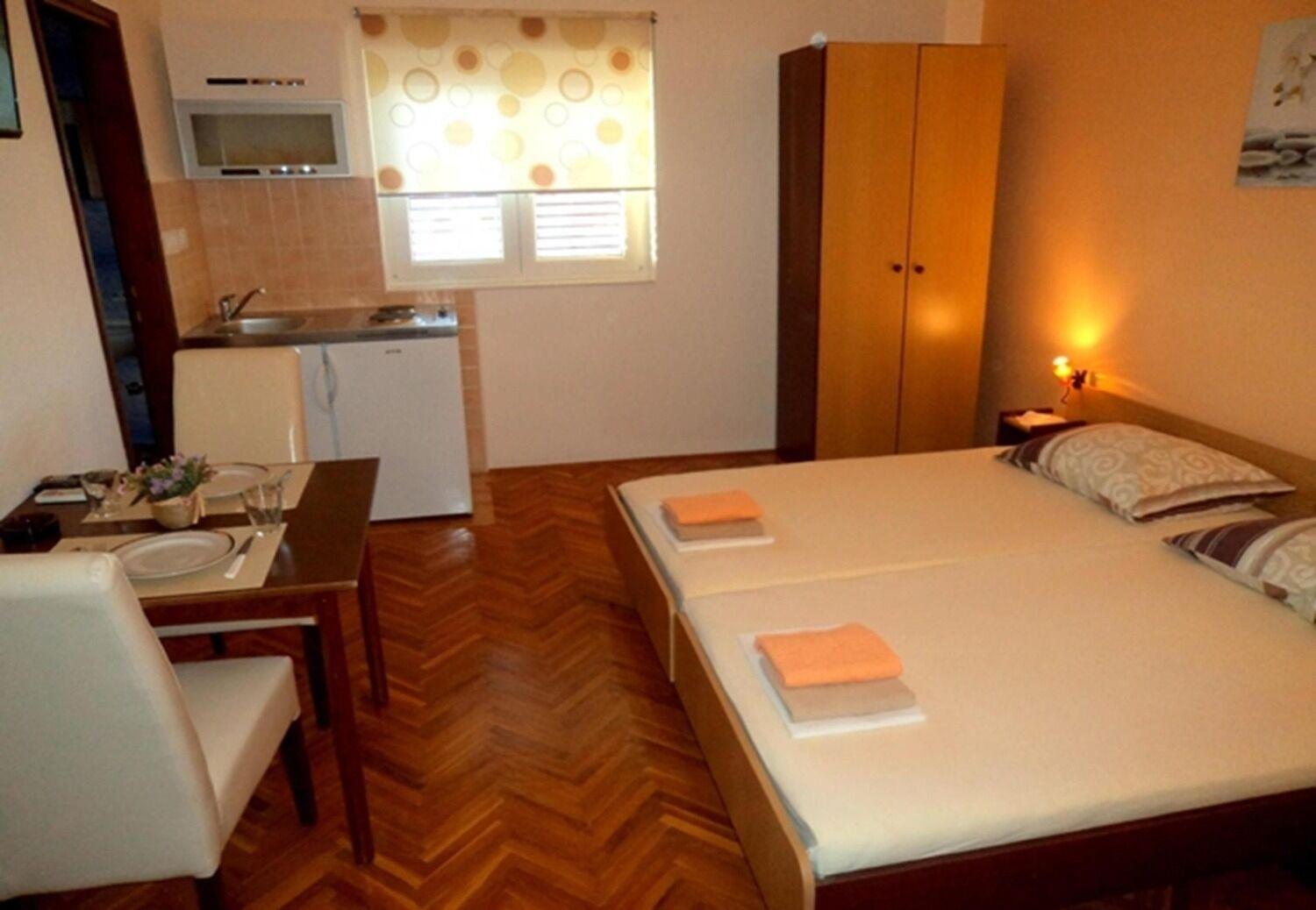 Apartments And Rooms Ognjen - Family Apartments With Free Parking Betina  Extérieur photo