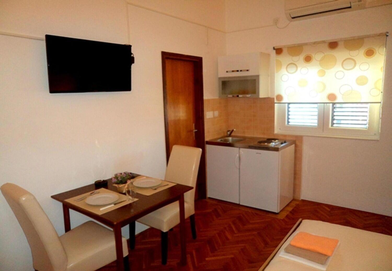 Apartments And Rooms Ognjen - Family Apartments With Free Parking Betina  Extérieur photo