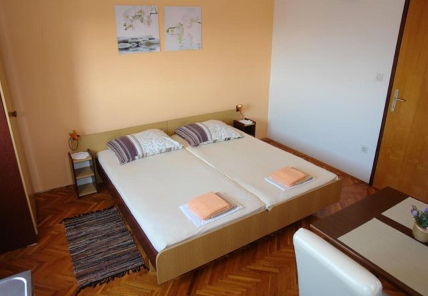 Apartments And Rooms Ognjen - Family Apartments With Free Parking Betina  Extérieur photo