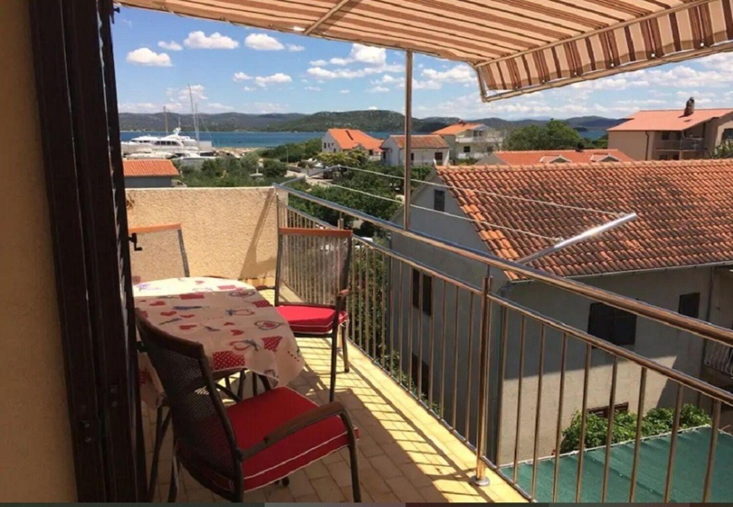 Apartments And Rooms Ognjen - Family Apartments With Free Parking Betina  Extérieur photo