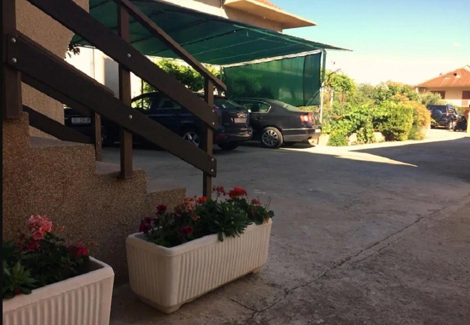 Apartments And Rooms Ognjen - Family Apartments With Free Parking Betina  Extérieur photo